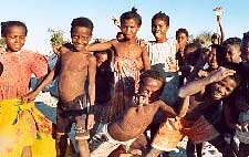 Madagascar - Image d'un peuple malgache : Culture Vezo de Tulear a Morombe (photos) , traditions et coutumes, leurs pirogues : visite de Mada Ouest.